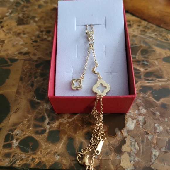 Elegant Gold Clover Necklace - Picture 2 of 5